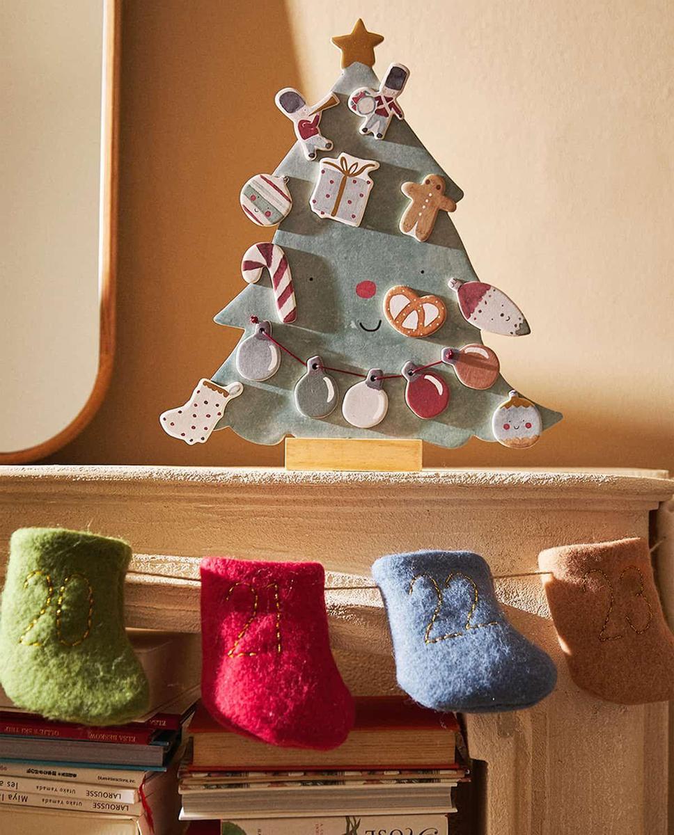 Árbol de Navidad con imanes (perfecto para poco espacio) de Zara Home