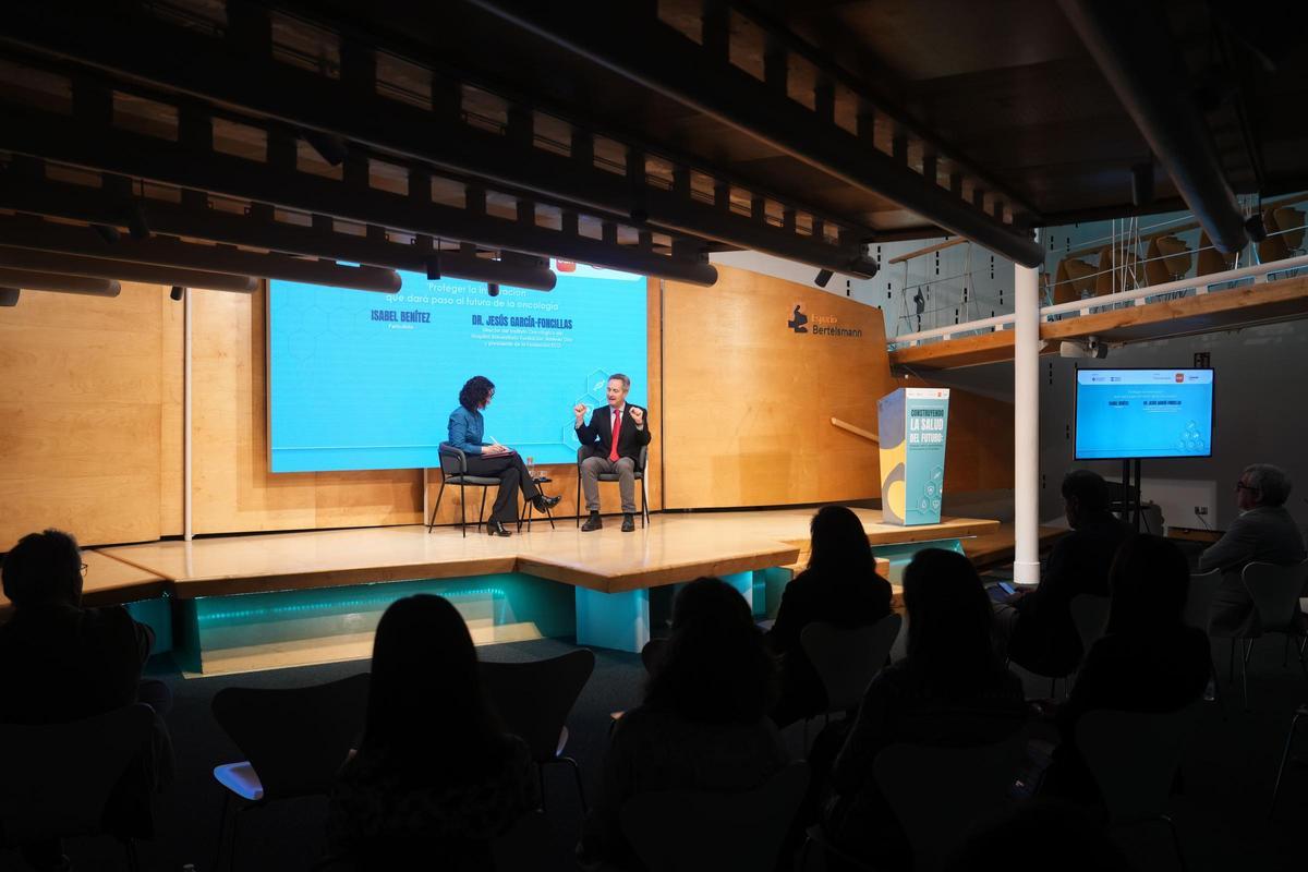 La periodista Isabel Benítez durante el diálogo con Jesús García-Foncillas, presidente de la Fundación ECO.