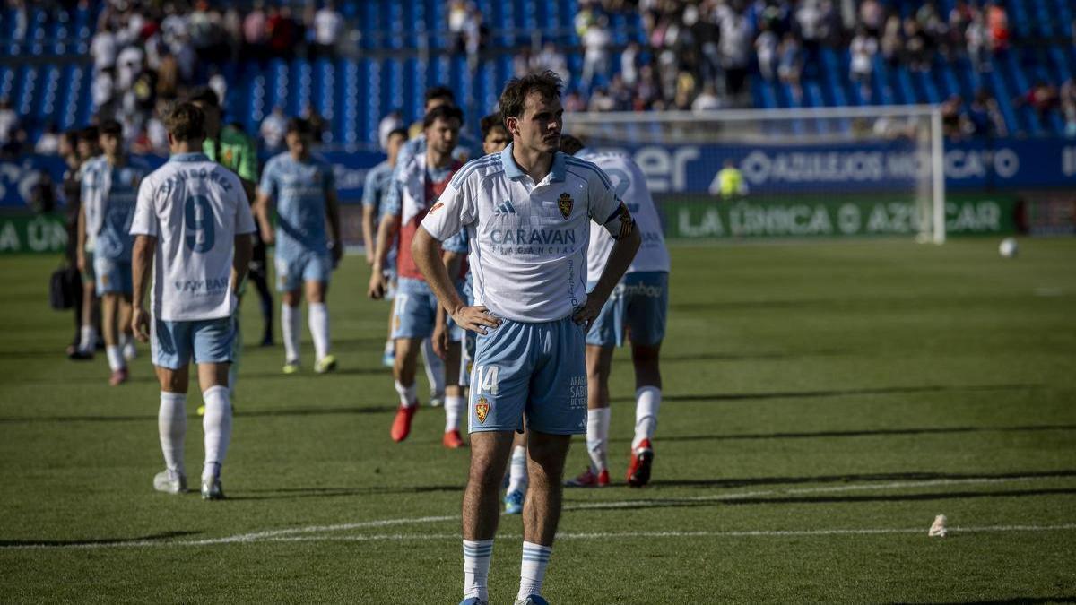 Francho se dirige a a b grada tras el encuentro frente al Ceuta en el Ibercaja Estadio.
