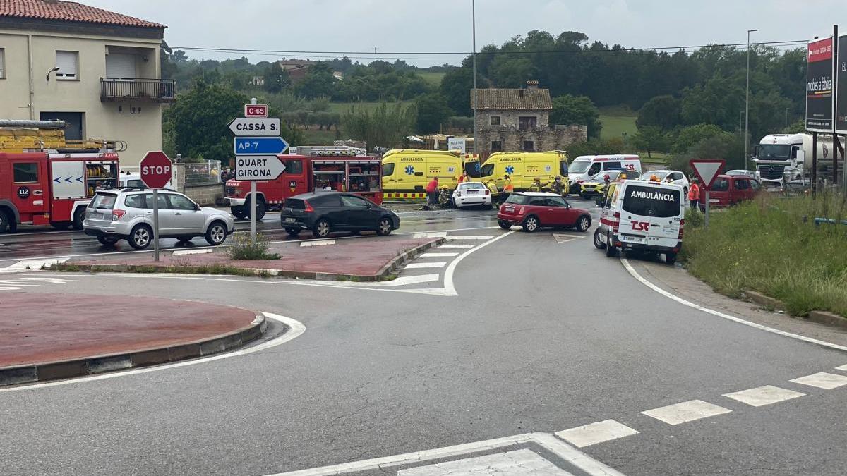 La carretera tallada i els serveis d&#039;emergència treballant