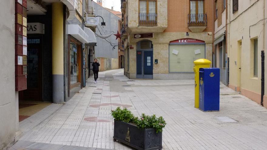 Calle Francos, uno de los dos viales afectados por el proyecto de mejora de redes y pavimentación, cuya inversión podría perderse.