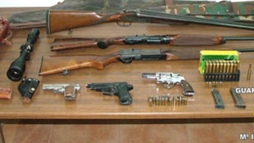 Detenidas dos personas en Arroyo de San Serván con seis armas de fuego