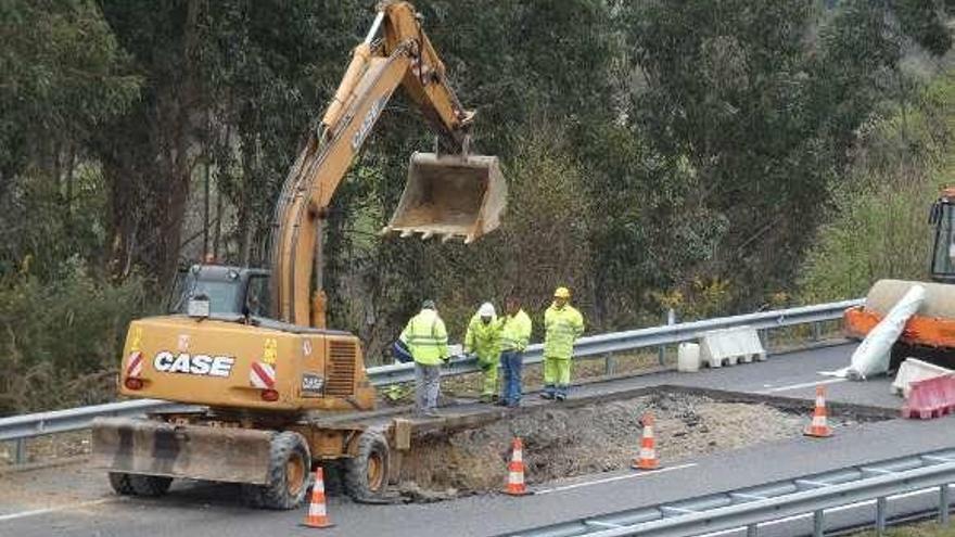 Las obras en la autovía a la altura de Pendueles, ayer.