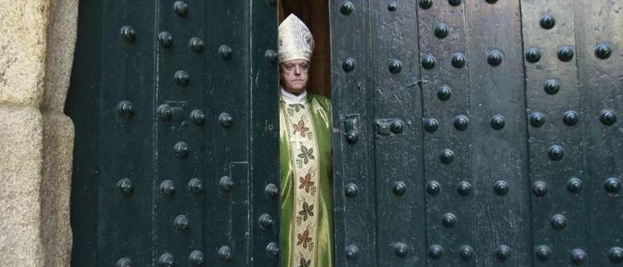 El obispo, cerrando ayer la puerta de la Misericordia. // Jesús Regal