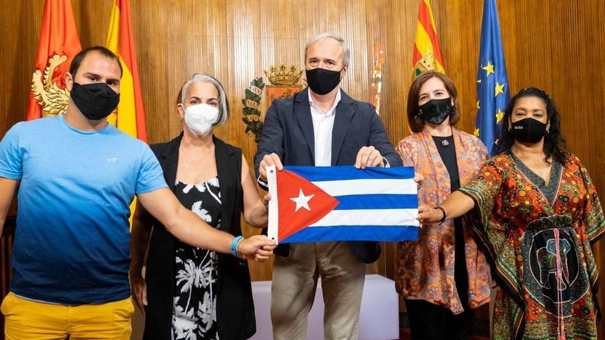 Jorge Azcón y Sara Fernández junto a representantes de la Asociación Cubanos Libres en España.