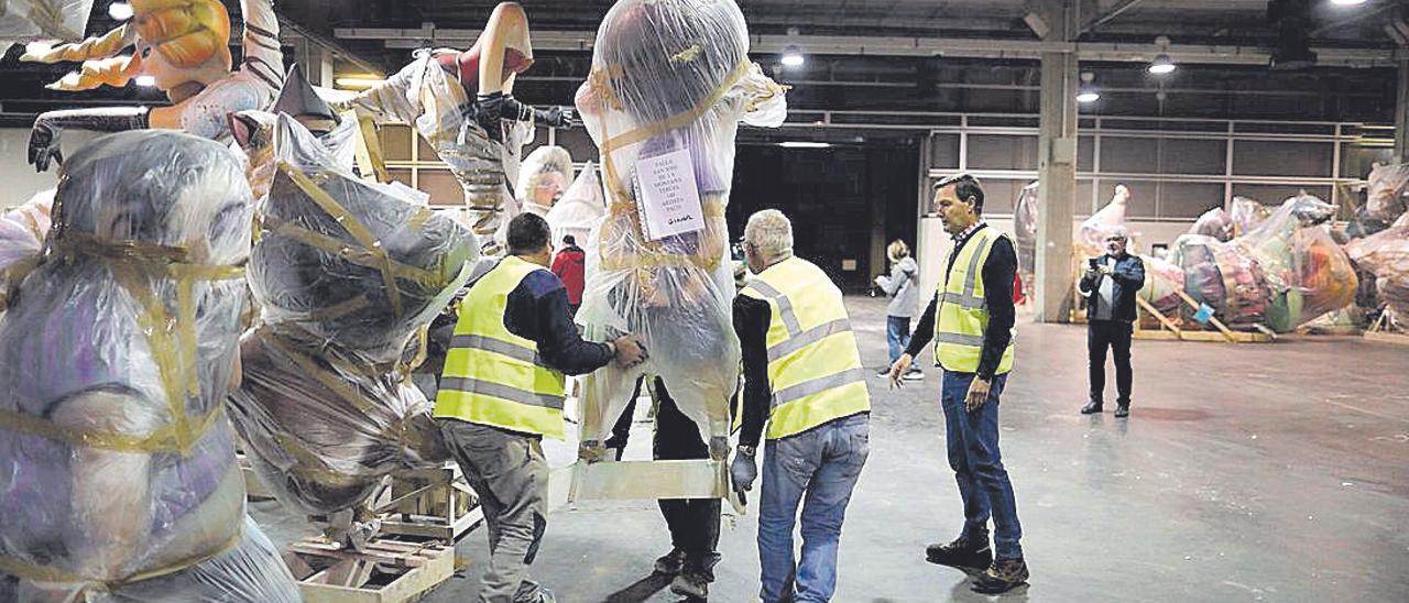 Gran parte de las Fallas permanecen guardadas en Feria València a la espera de salir a la calle.