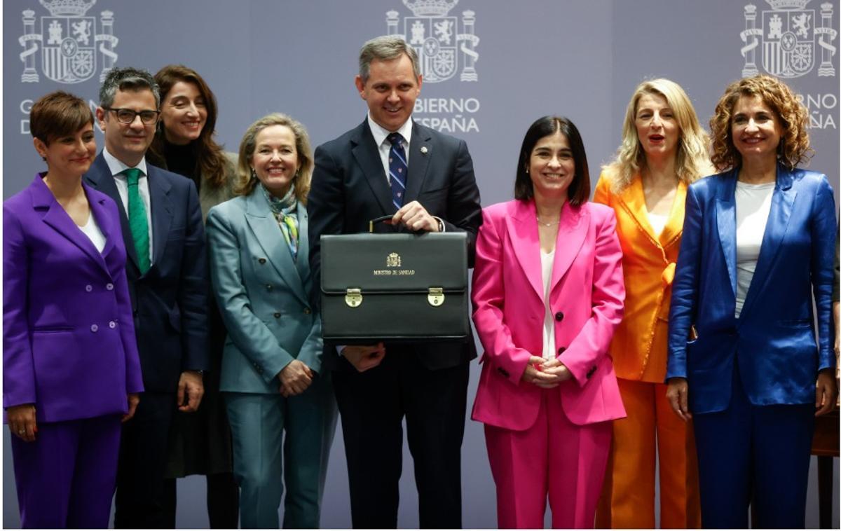 Los ministros gallegos Nadia Calviño (verde), José Miñones (c.) y Yolanda Díaz (naranja), entre otros, durante la toma de posición del segundo.