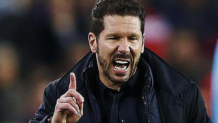 Simeone durante el partido ante el Barcelona.