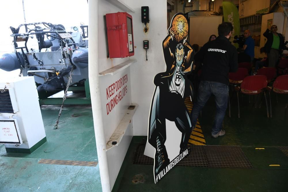 La organización ecologista atraca su barco 'Esperanza', en A Coruña, donde permanecerá atracado unos días para iniciar un recorrido por el Cantábrico bajo el lema 'Misión salvar el clima'.