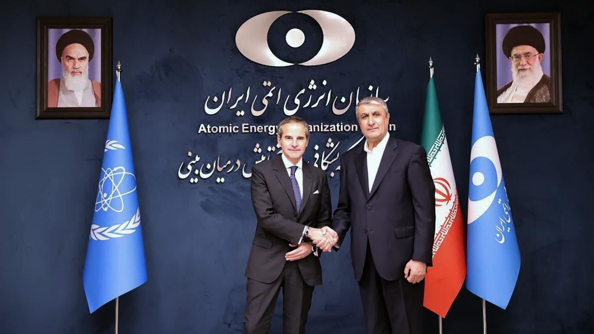 El director general de la Organización Internacional de la Energía Atómica, Rafael Grossi, saluda al jefe de la Organización de la Energía Atómica de Irán, Mohammad Eslami, antes de su reunión este jueves en Teherán.