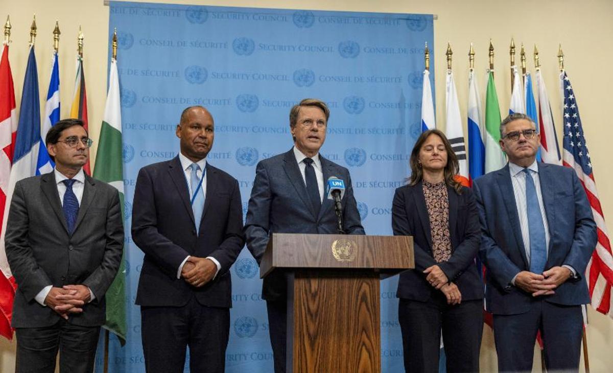 El embajador esloveno en la ONU, Samuel Zbogar, habla en una declaración conjunta de los países europeos.