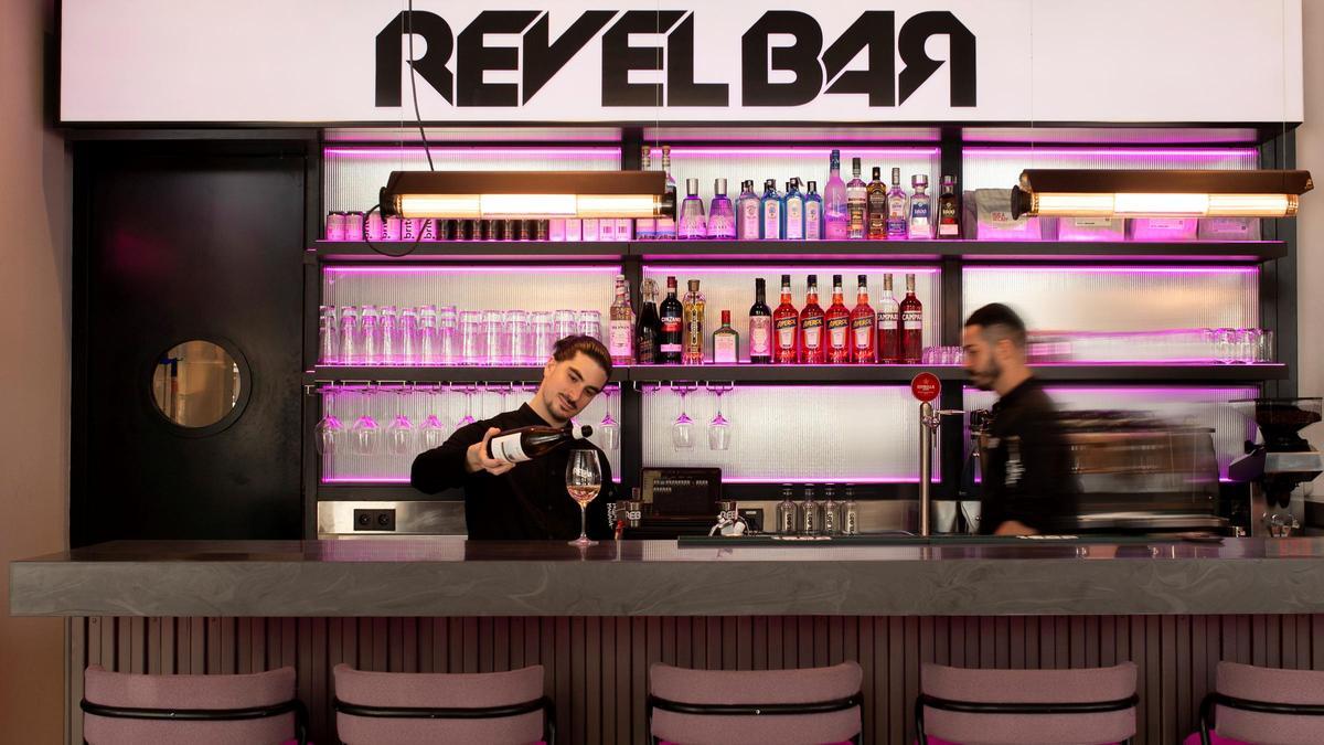 La barra de Revel Bar, en Casa Cupra Raval.