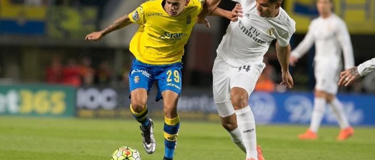 Nili, ante Casemiro, en el Gran Canaria.