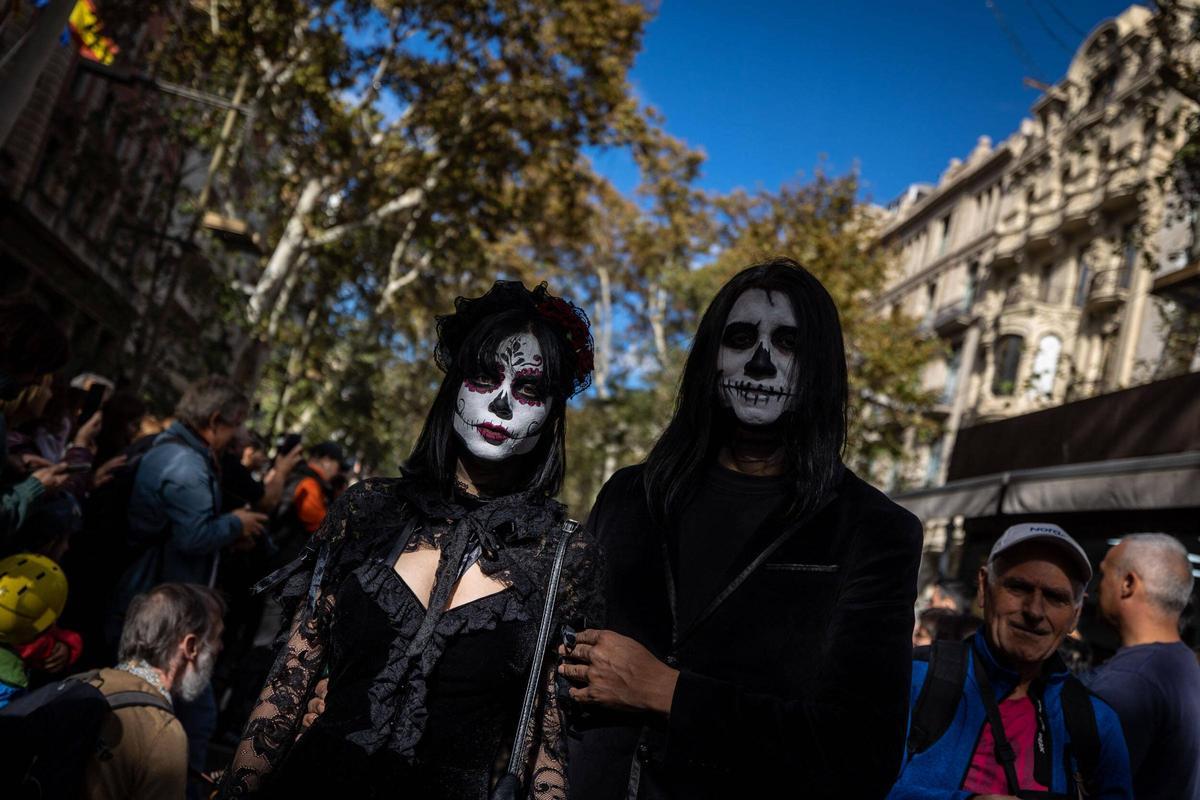 Espectacular desfile de Catrinas por La Rambla