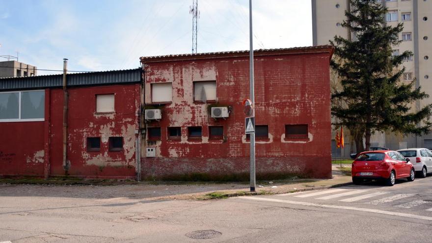 La façana exterior del Parc de Bombers de Figueres despintada