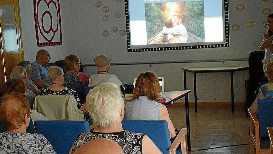 La Purísima cierra su ciclo de charlas con abrazoterapia