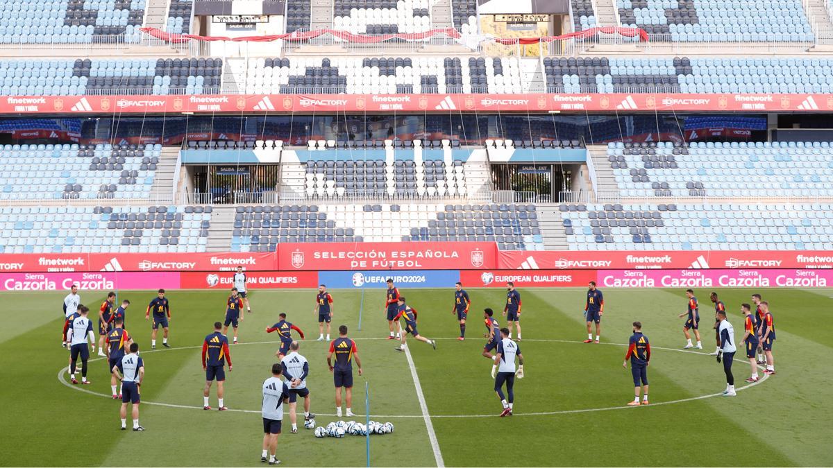 Último entrenamiento de España en La Rosaleda antes del partido ante Noruega