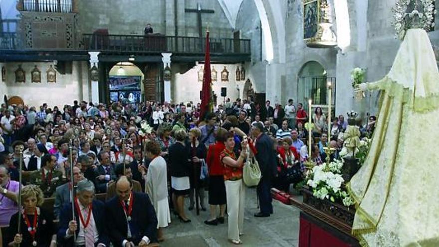 La representación oficial y los maceros.