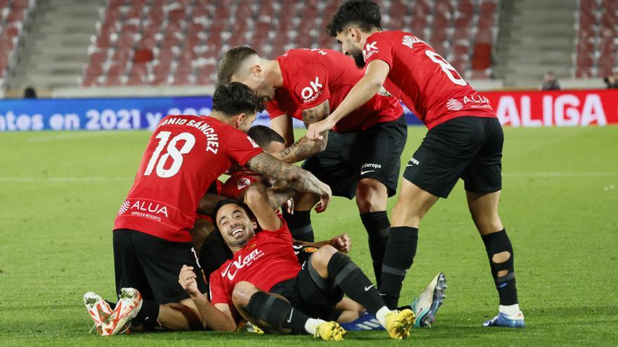 El Mallorca celebra un triunfo sufrido ante Osasuna en Son Moix