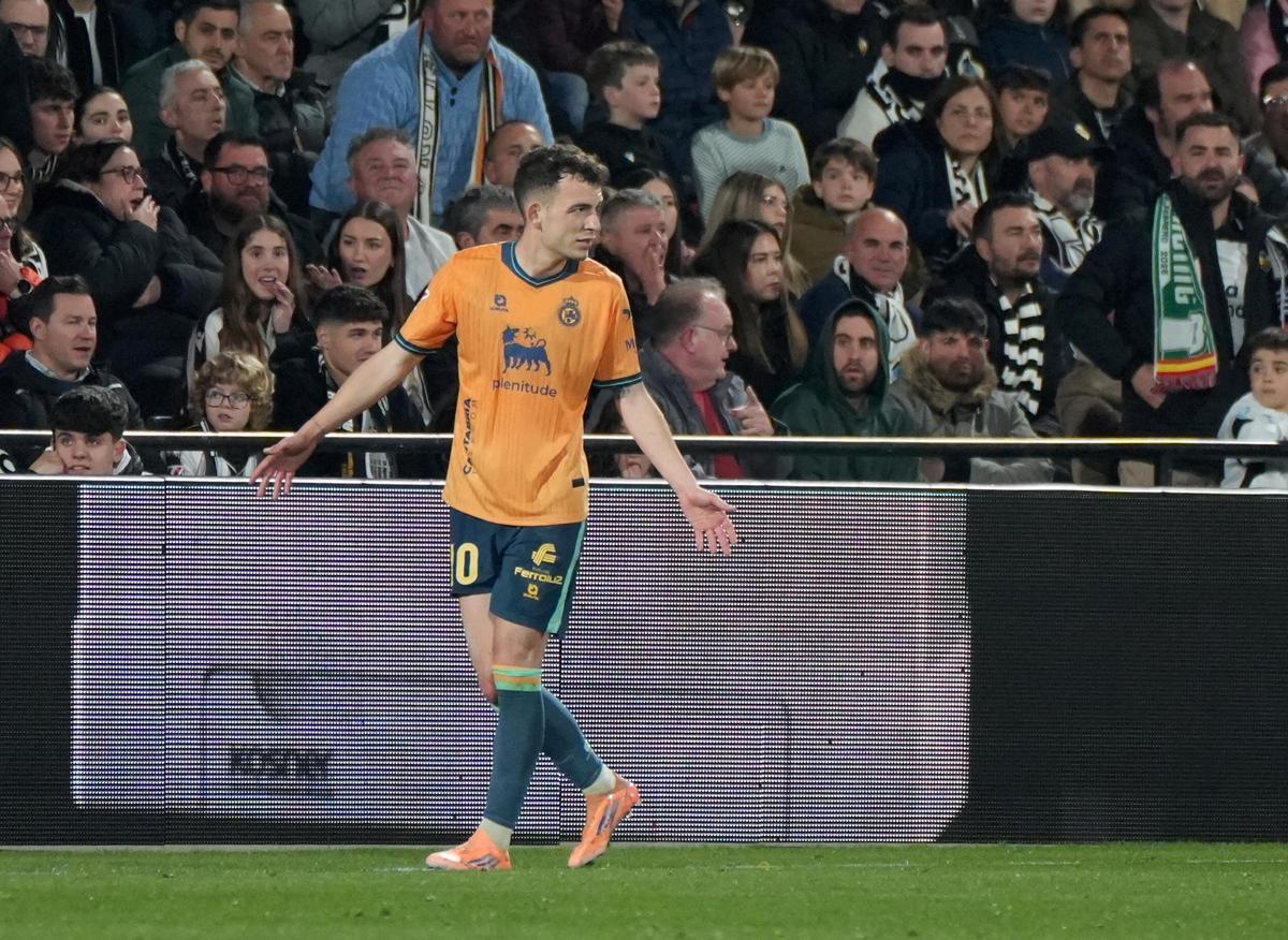 Galería | Nuevas imágenes del 'espectáculo' de los acompañantes del Racing en tribuna