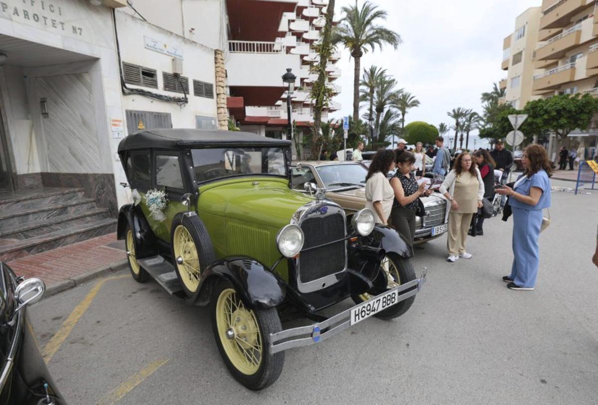 Los vehículos antiguos, otro de los atractivos de las fiestas de mayo.