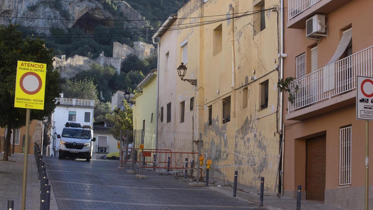 Tramo vallado desde hace meses en la calle Almas de Xàtiva por riesgo de caída de cascotes.