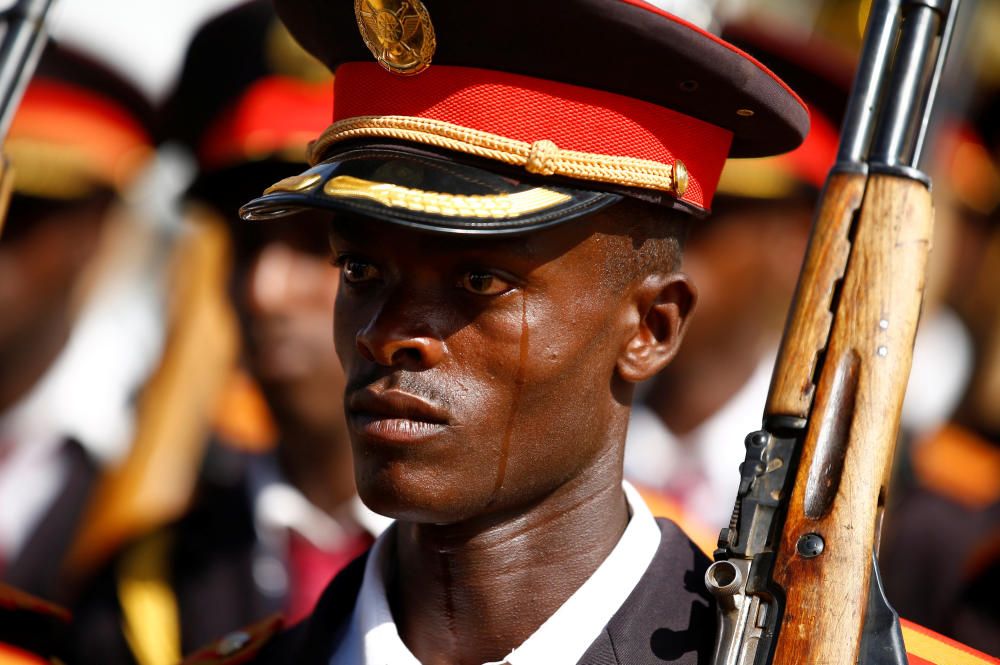 Un militar etíope no puede evitar llorar en la celebración del 121 aniversario de la batalla de Adwa, que enfrentó a Etiopía con Italia.