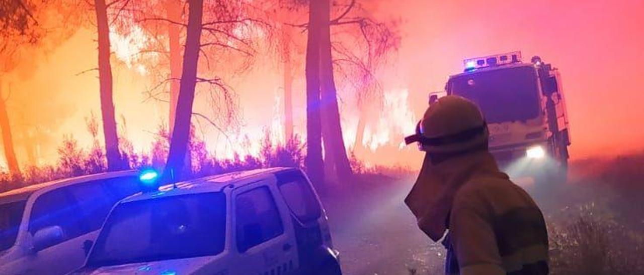 Un bombero el primer día del incendio.