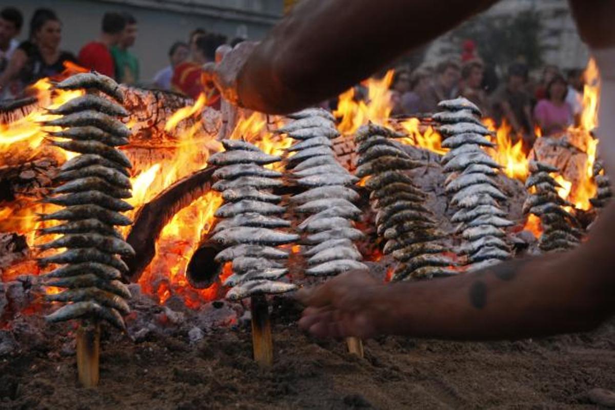 Esta imagen tradicional de los espetos puede tener los días contados en el municipio de Mijas.