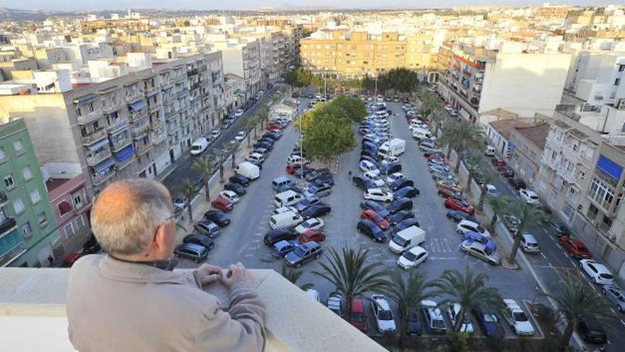 El aparcamiento de Carrús donde el tripartito quiere que se construya el auditorio que pagará la Diputación de Alicante.