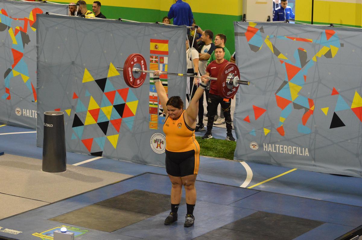 Tihara Giselle Saldivar se colgó el bronce en la modalidad de dos tiempos con una alzada de 73 kilogramos en la categoría de más de 81 kilos de peso corporal.
