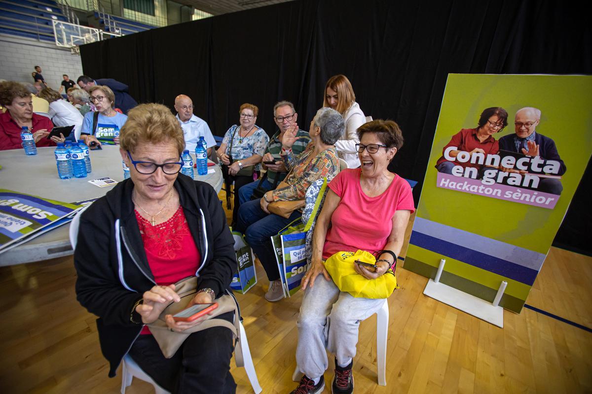 ‘Hackatón sénior’ en L’Hospitalet. Talleres digitales para la gente mayor.