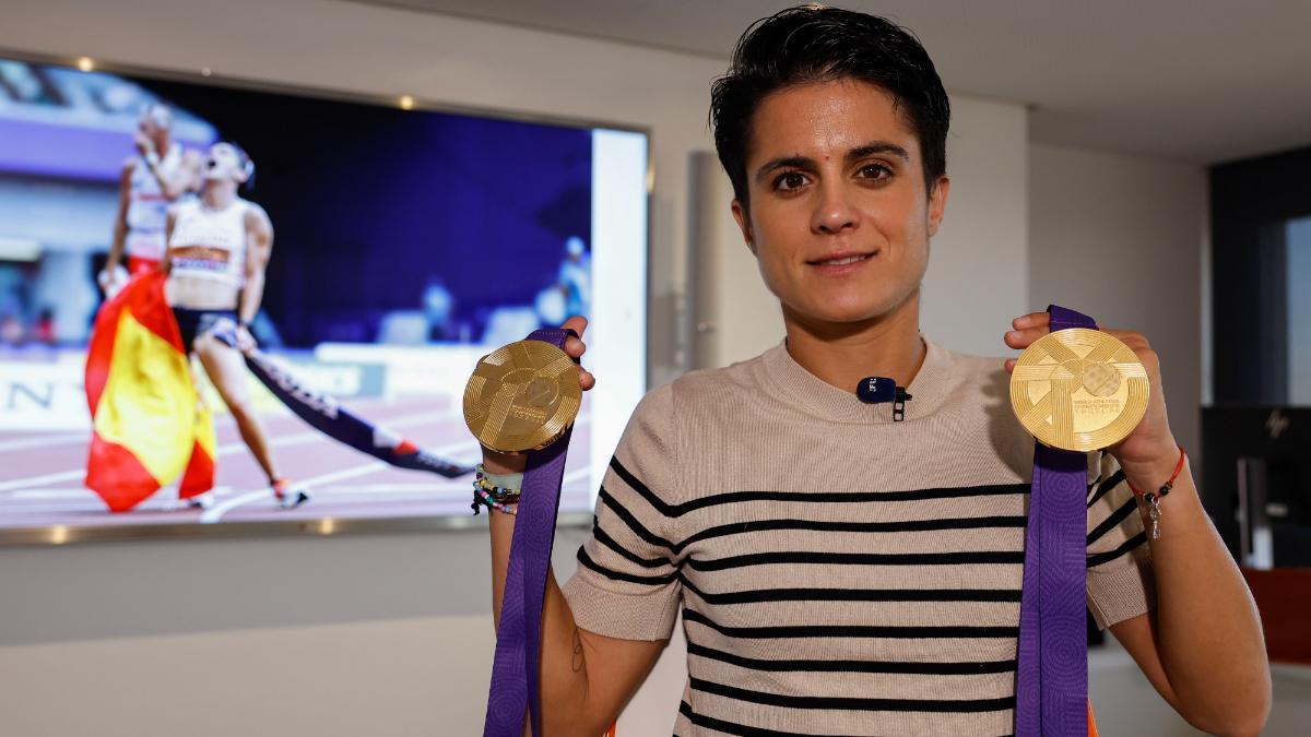 María Pérez, con los dos oros que logró en Tokio'25