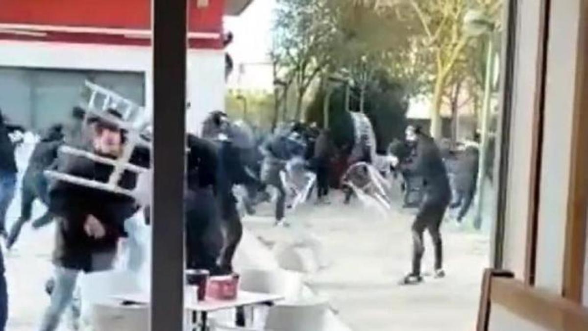 Captura de pantalla de la pelea, vista desde el interior de un bar.