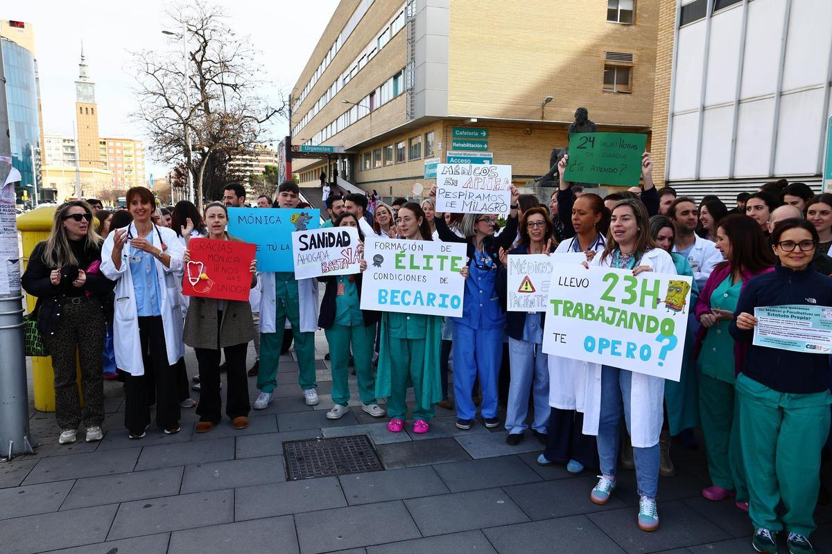 Protesta de médicos durante la huelga a las puertas del hospital Miguel Servet de Zaragoza.