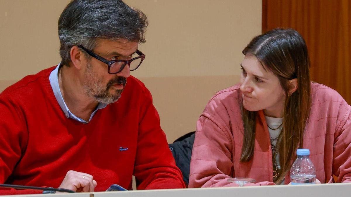 La portavoz y otro concejal en un pleno.