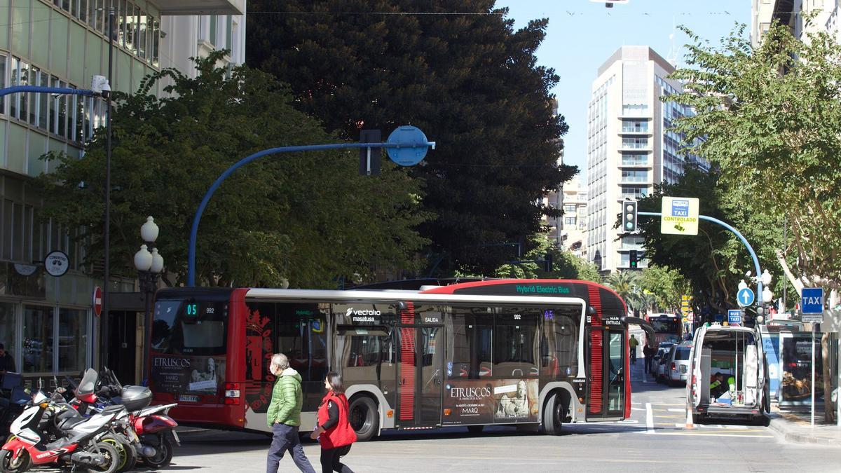 Los autobuses que bajan por la Rambla hacen el giro entre el portal de Elche y la calle San Fernando