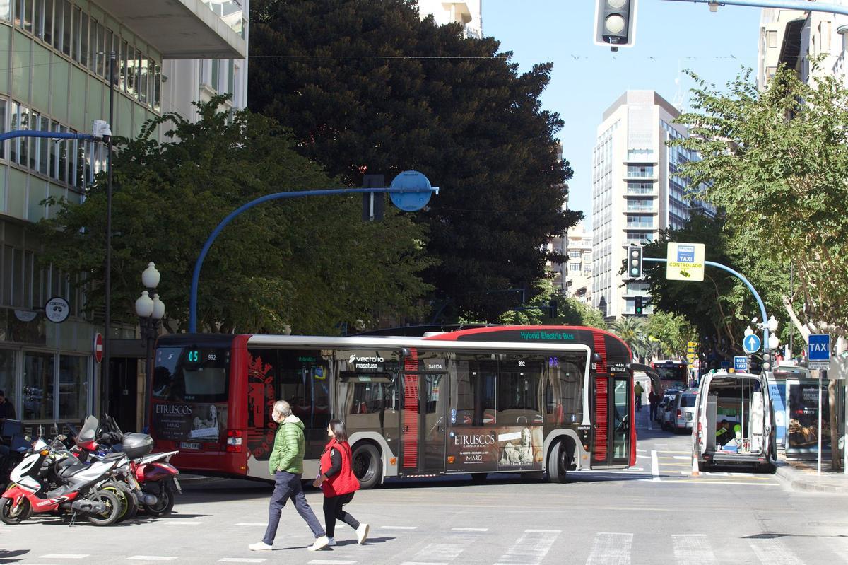 Los autobuses que bajan por la Rambla hacen el giro entre el portal de Elche y la calle San Fernando