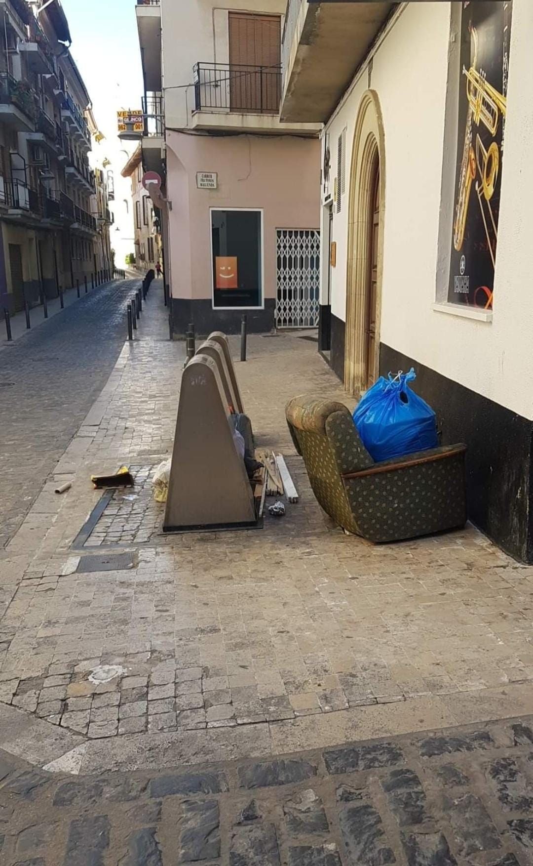 Quejas por los orines y la basura en la calle Corretgeria de Xàtiva.