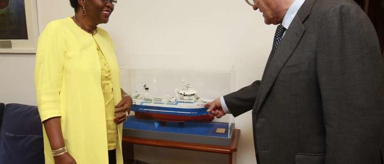 Manuel Rodríguez muestra la maqueta de un pesquero a Vitória Francisco Lopes Cristóvão de Barros Neto, ministra de Pesca de la República Angola. // Ricardo Grobas