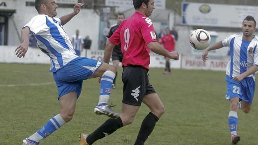 Mario Prieto presiona a Rodri (Luarca), con Milio a la derecha.