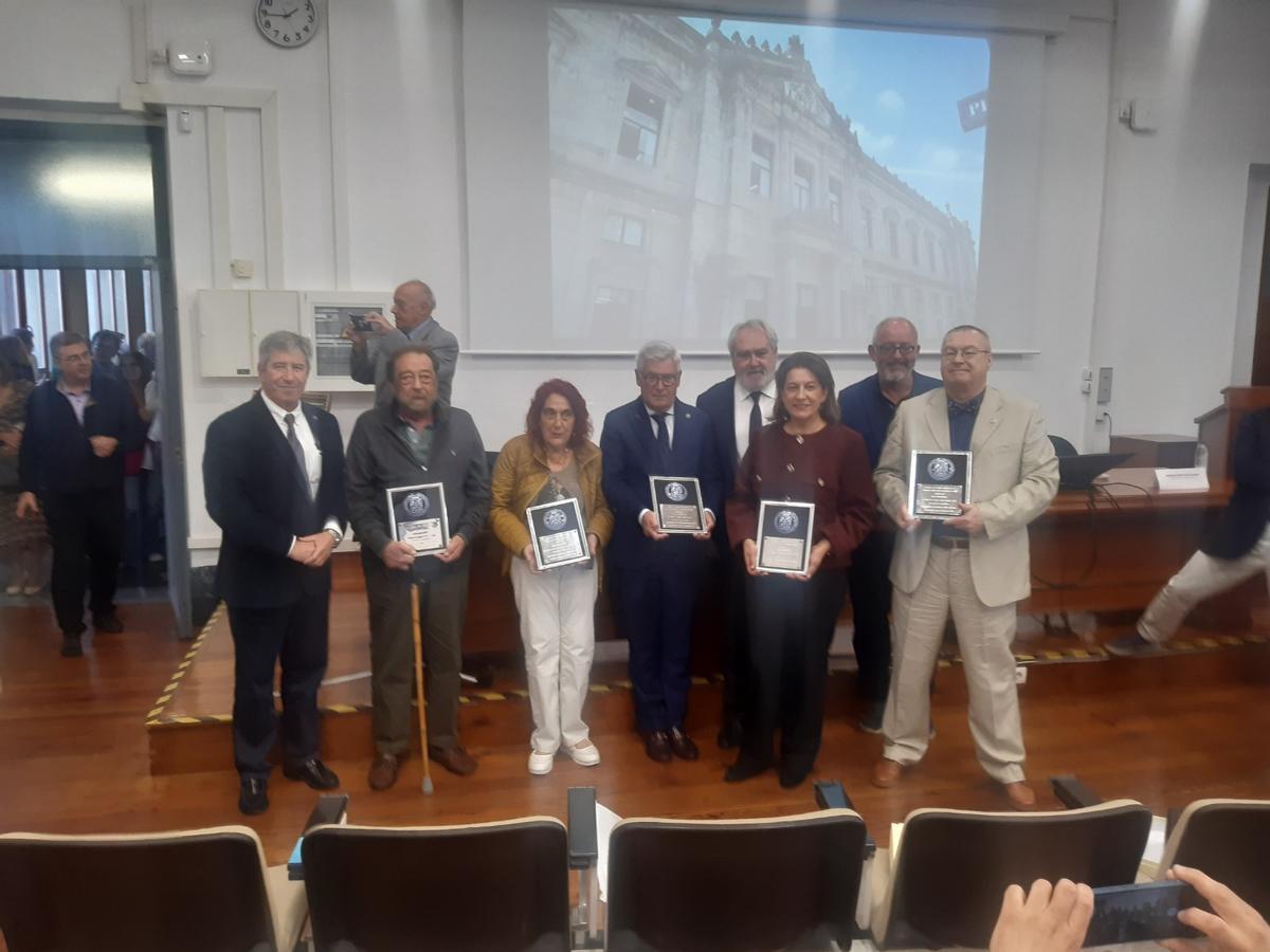 Carreira, a la izquierda, junto con los profesores que se jubilan este curso de Medicina
