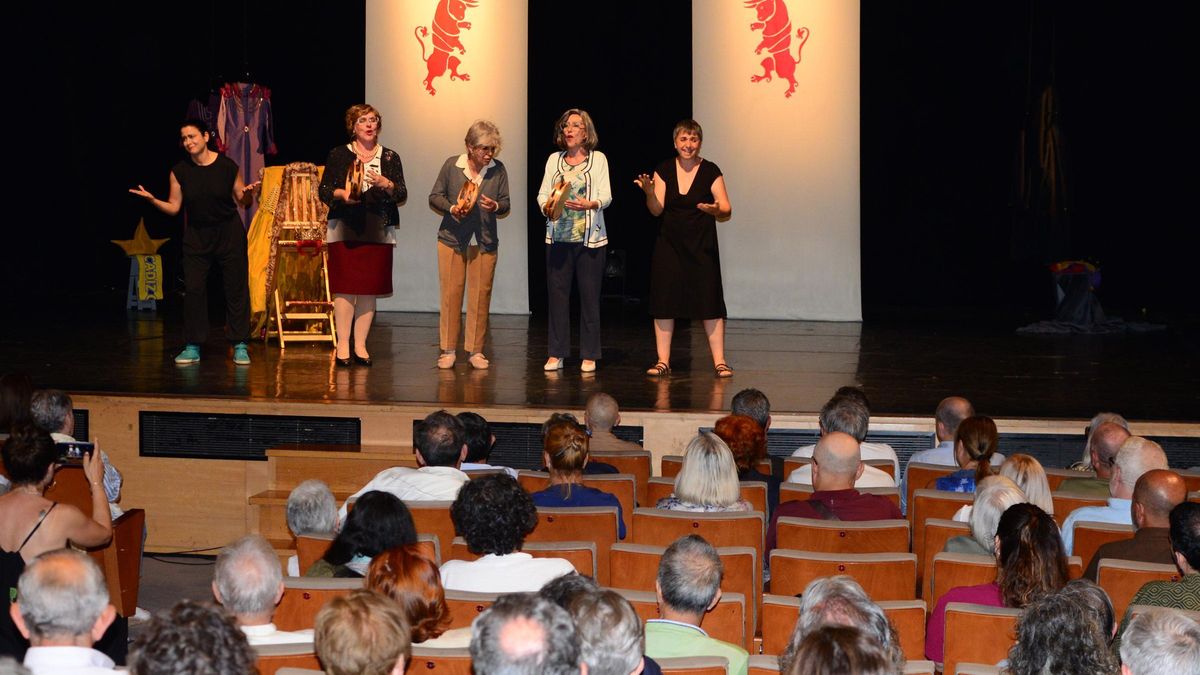 Un momento del pregón de As Fillas Bravas, ayer en el Auditorio para abrir la Mostra de Teatro Cangas.