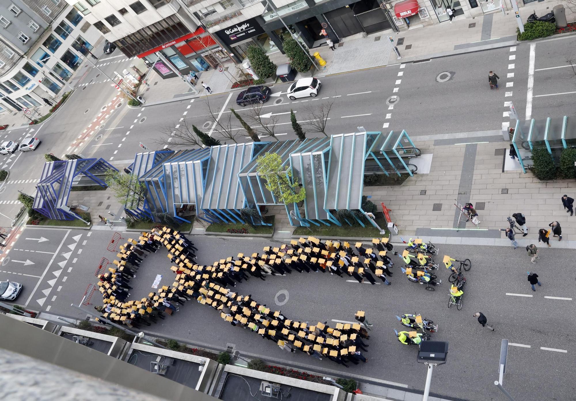 Más de 300 personas forman un lazo humano en Vigo contra el cáncer infantil