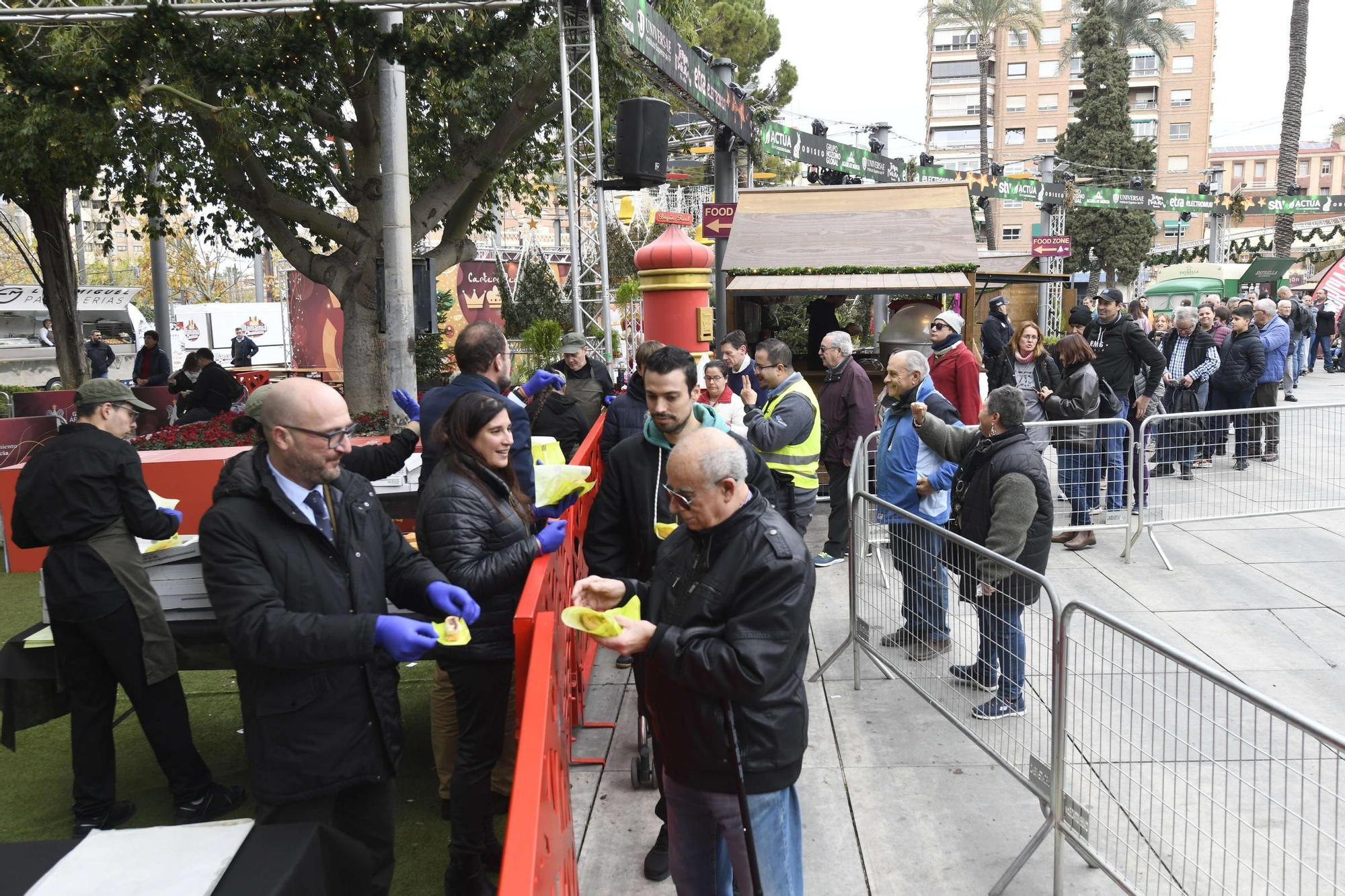 Reparto de pasteles de carne y marineras en la Plaza Circular de Murcia
