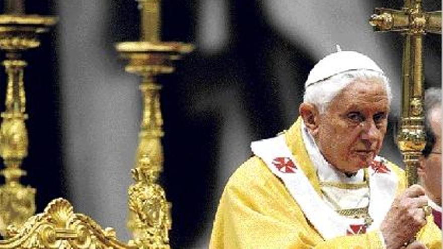El papa Benedicto XVI oficia una ceremonia en San Pedro del Vaticano, en Roma, ayer.