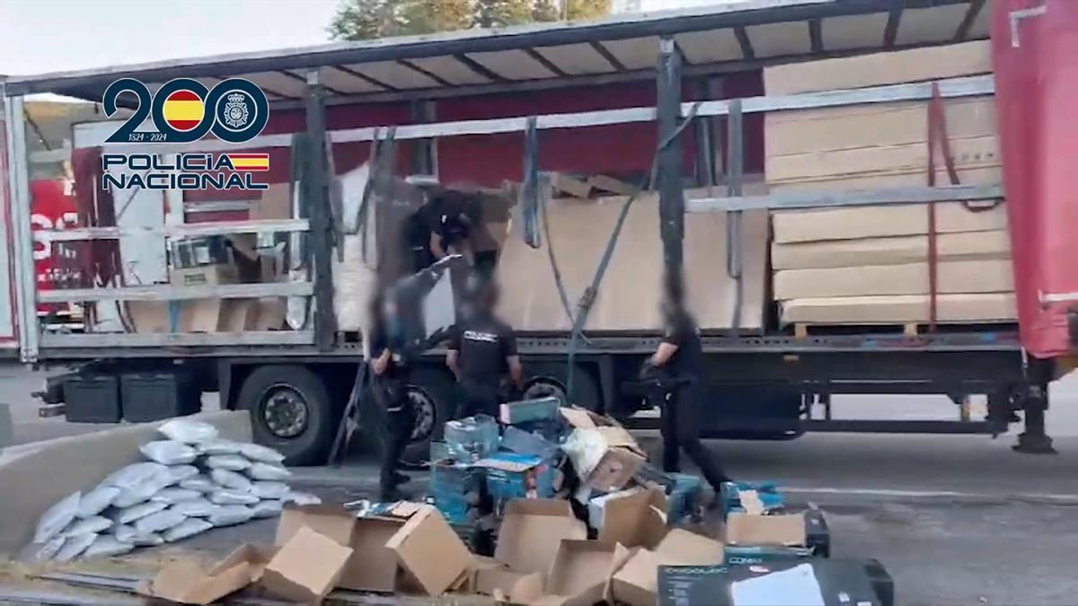 La Policía Nacional de Elche participa en la intervención en la Junquera de un camión con 60 kilos de marihuana