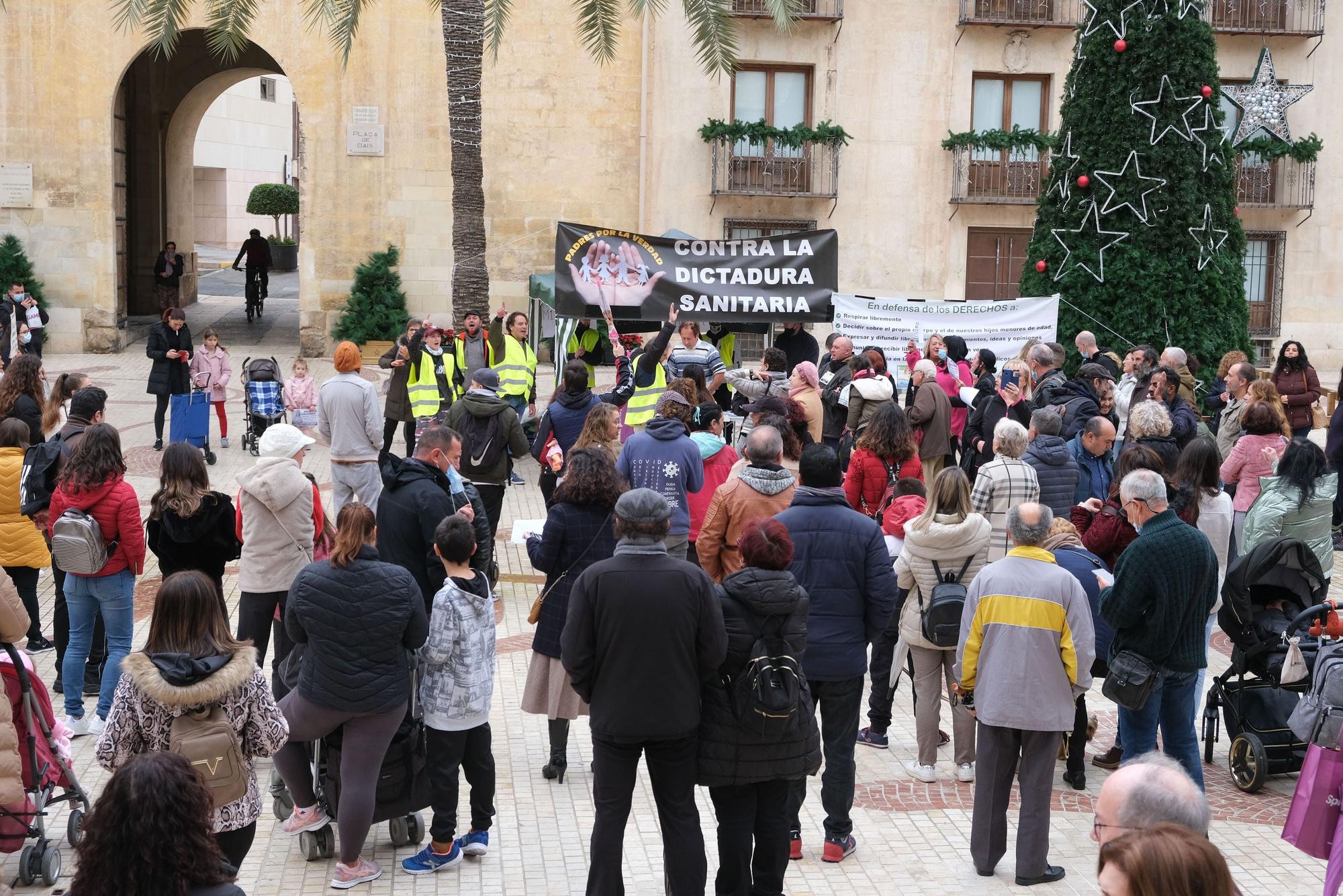 Concentración antivacunas en Elche contra el pasaporte covid y la inoculación de niños