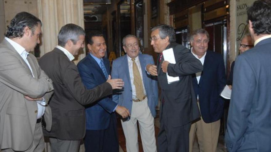 De izquierda a derecha, Rafael Gallego, Agustín Manrique de Lara, Eustasio López, Juan Andrés Melián y Fernando Fraile, charlando en un reciente encuentro en el hotel Santa Catalina de la capital grancanaria. i LP/DLP