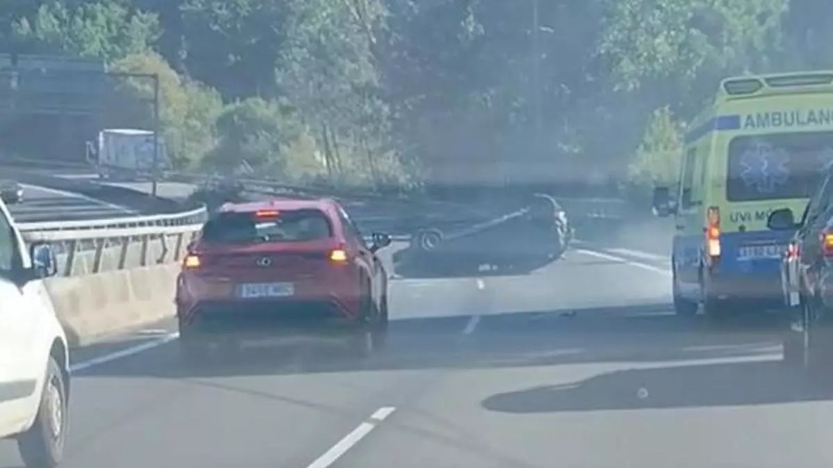 Un coche vuelca en la VG-20 a la altura de Bembrive y provoca retenciones